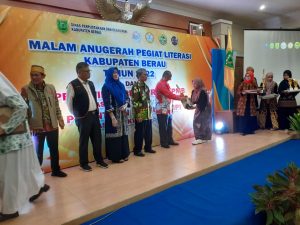 PENYERAHAN HADIAH : Kepala DPK Kaltim Syafranuddin menyerahkan hadiah kepada salah satu pemenang lomba yang digelar DPK Berau dalam Festival Literasi Berau